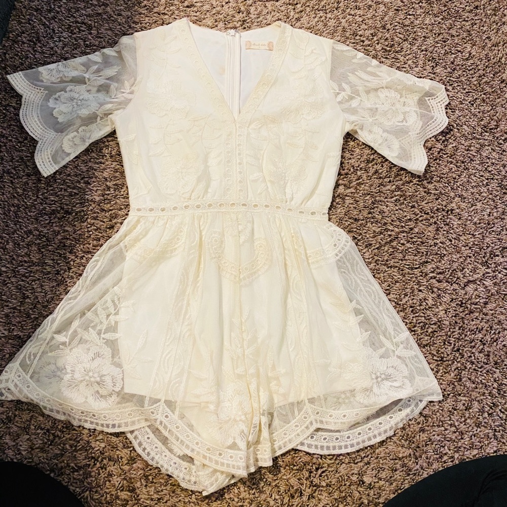 3/$20 🛍 Lace Romper